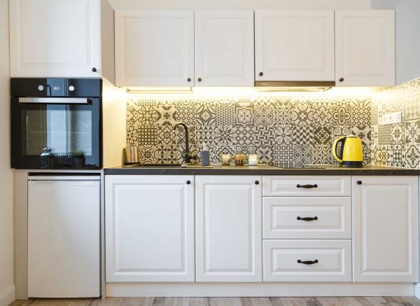 beautiful-home-kitchen-with-white-cabinets-and-bac-ATY9VWK