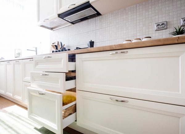 modern-kitchen-cabinets-with-new-appliances-PZ7GU43File name